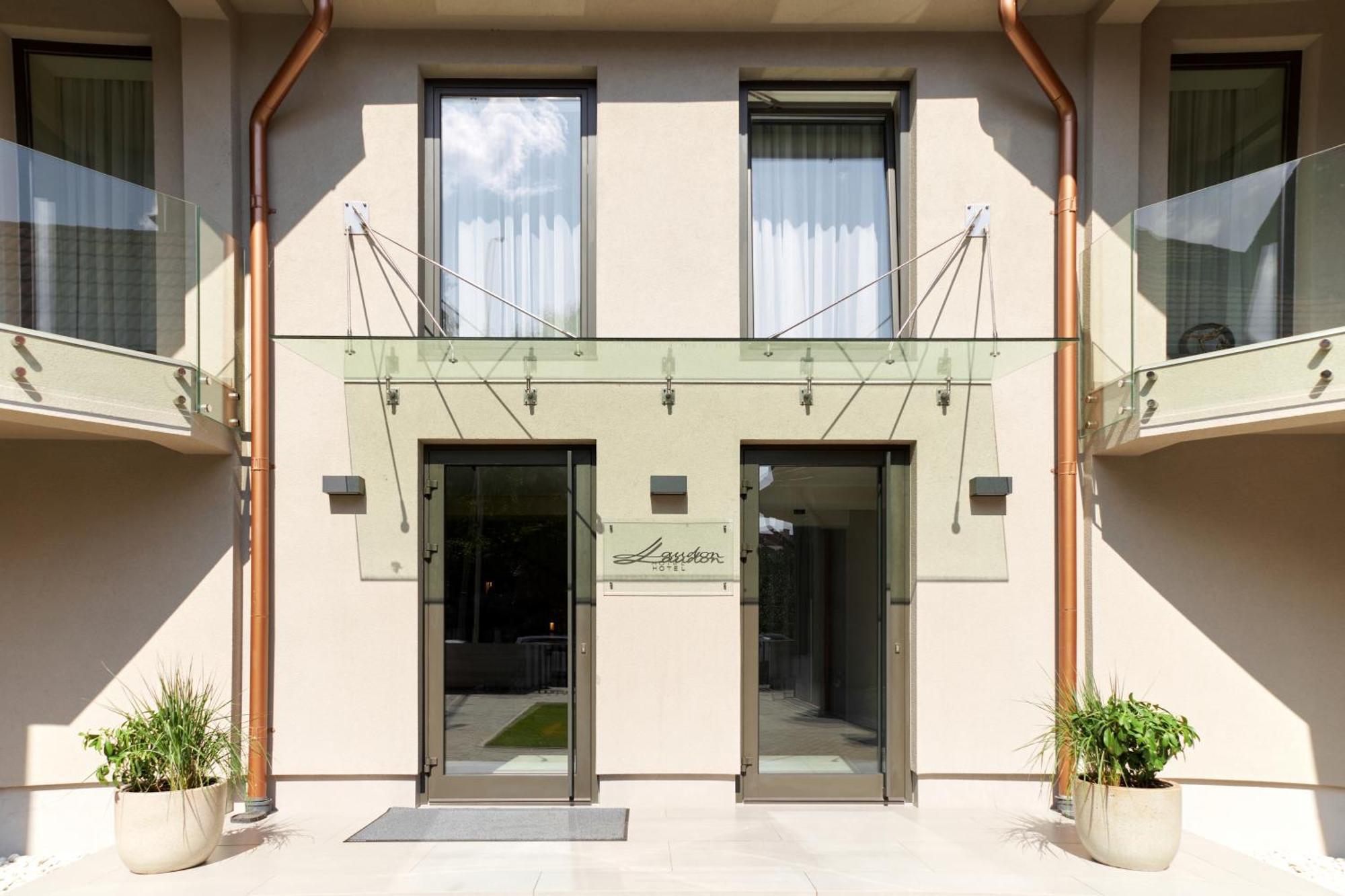 Hotel Laudon Uzhhorod Bagian luar foto