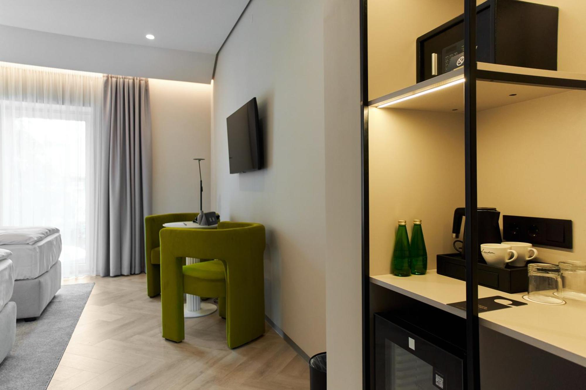 Hotel Laudon Uzhhorod Bagian luar foto