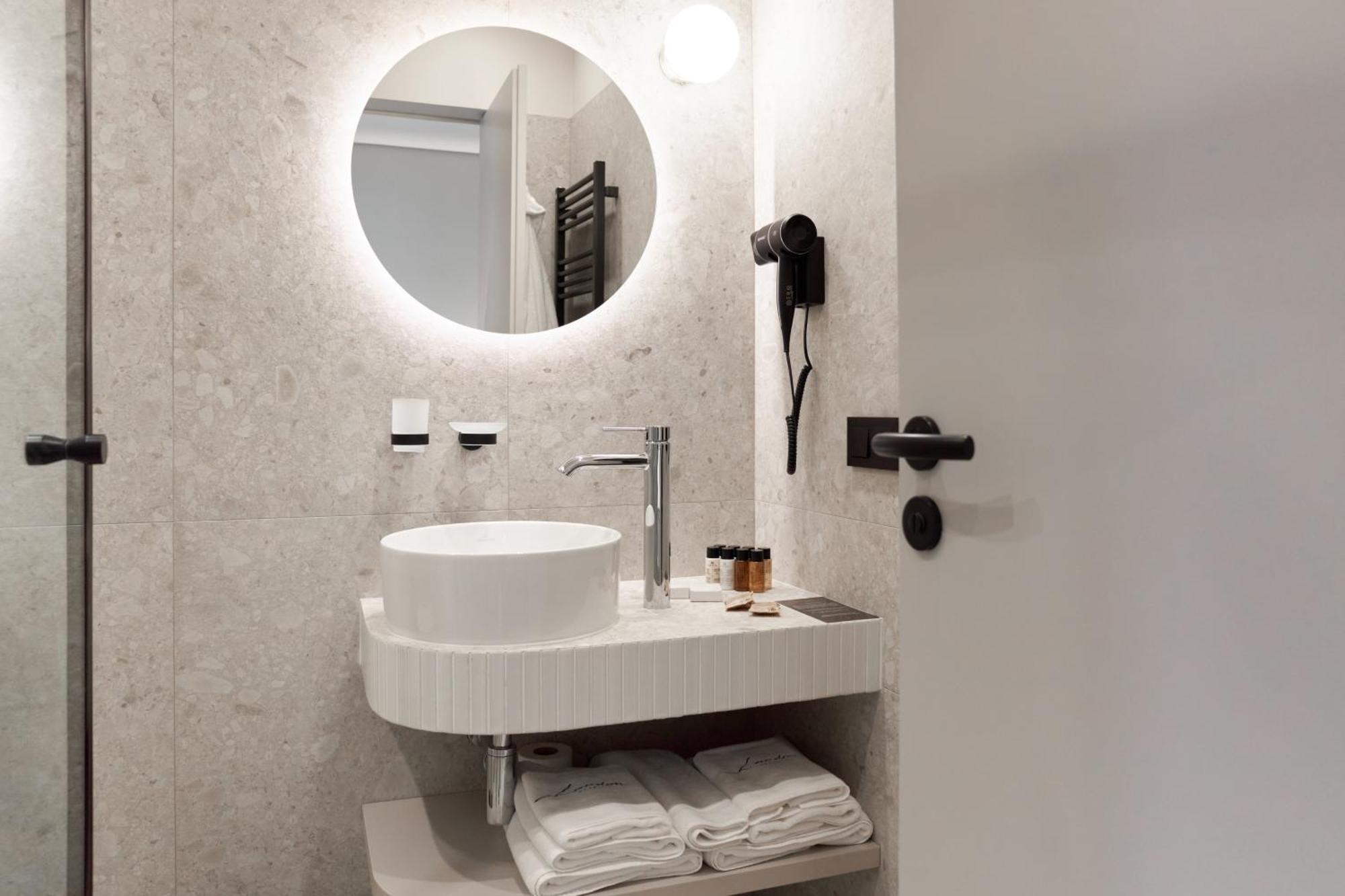 Hotel Laudon Uzhhorod Bagian luar foto