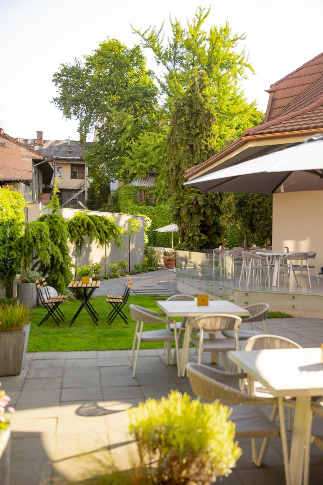 Hotel Laudon Uzhhorod Bagian luar foto