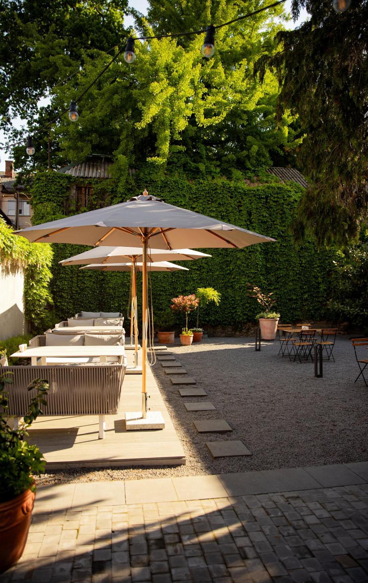 Hotel Laudon Uzhhorod Bagian luar foto