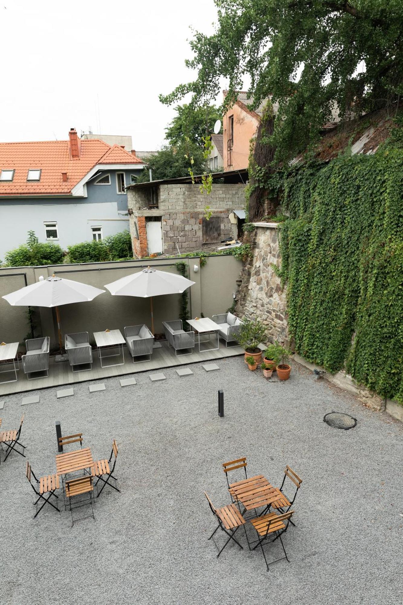 Hotel Laudon Uzhhorod Bagian luar foto