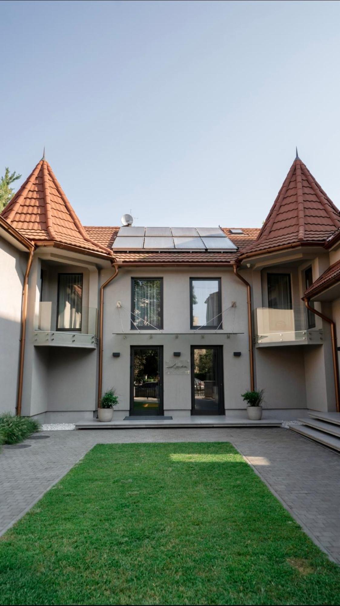 Hotel Laudon Uzhhorod Bagian luar foto